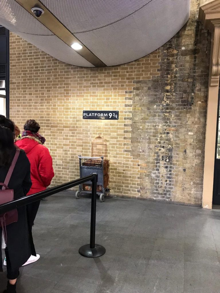 Fila para a foto clássica de Harry potter atravessando a parede