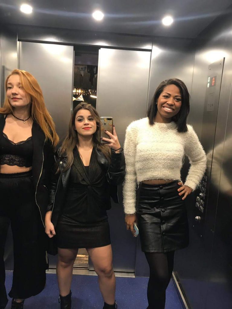 Eu, Sara e Thais saindo animadas do hotel para Watergate em Berlim 